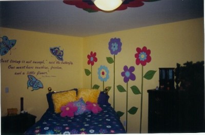 Murals for children's rooms ideas- Awesome girl's room mural with big graphic flowers by Ellen Leigh